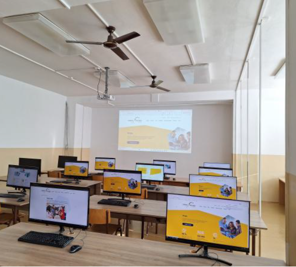 A seminar room with many screens