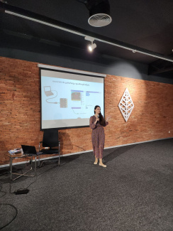 Trainer at a teacher workshop during the presentation